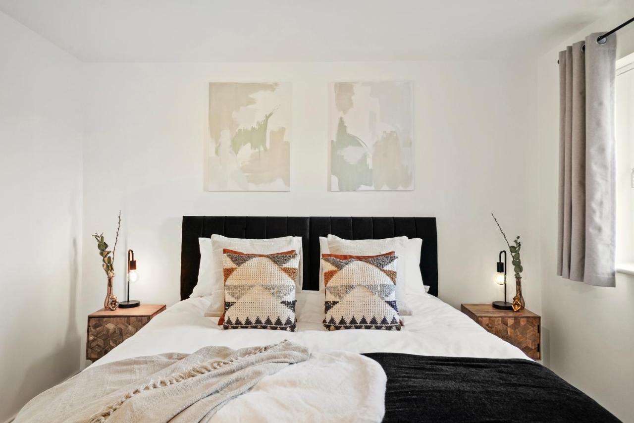 Luxury Apartment At Holt House Мілтон-Кінз Екстер'єр фото