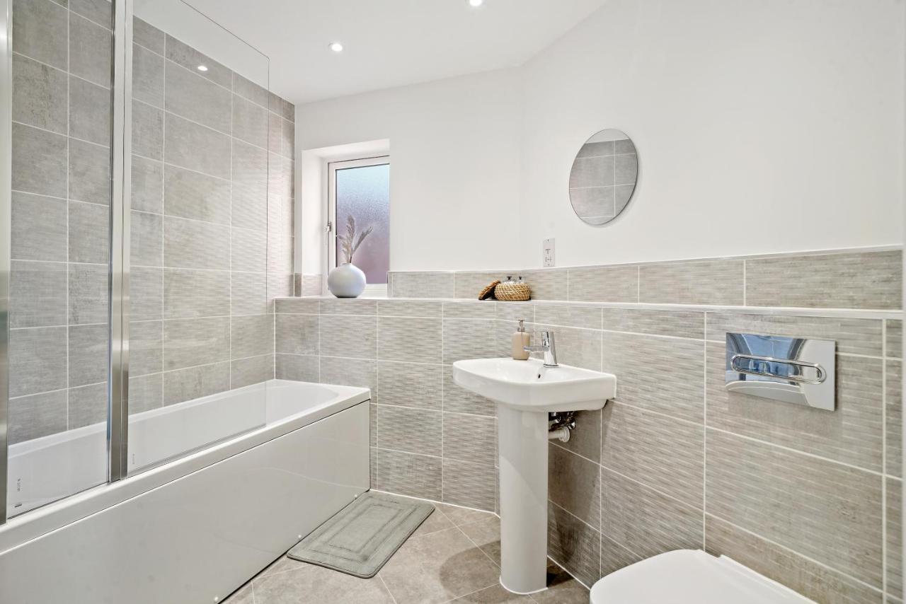 Luxury Apartment At Holt House Мілтон-Кінз Екстер'єр фото