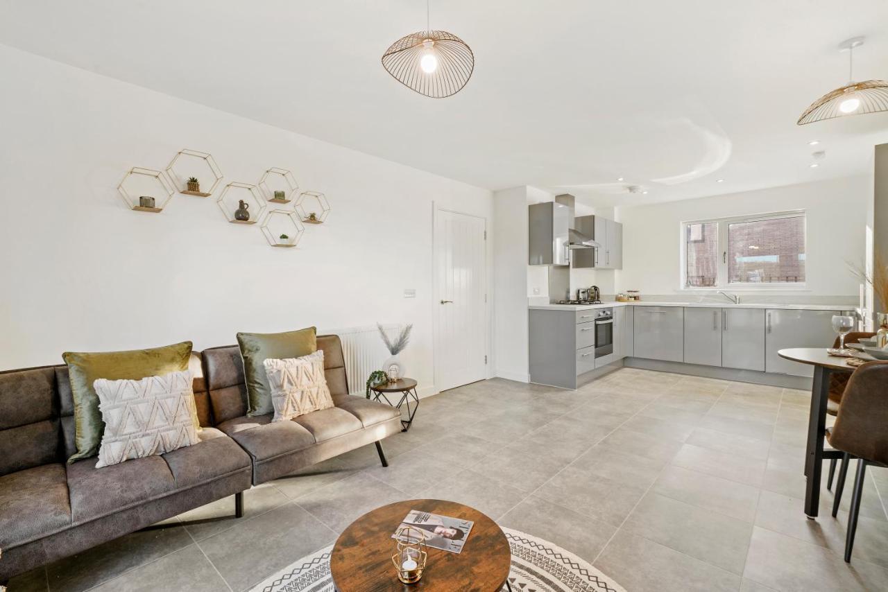 Luxury Apartment At Holt House Мілтон-Кінз Екстер'єр фото