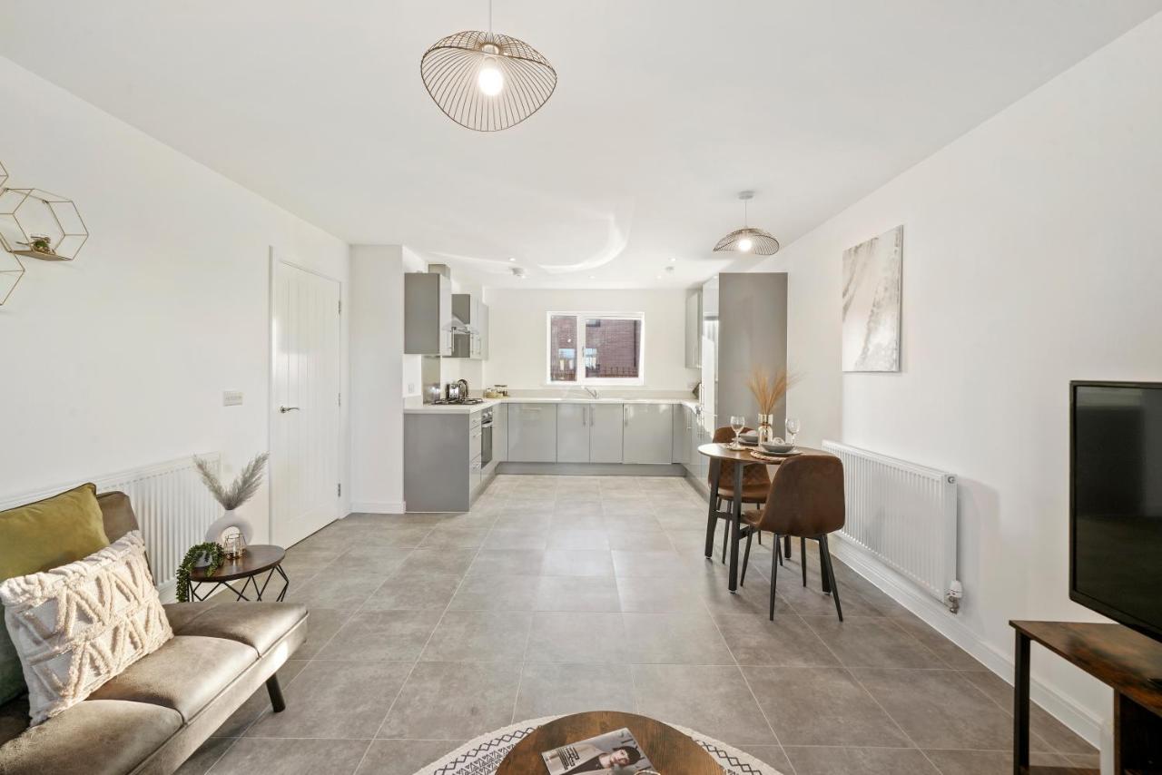 Luxury Apartment At Holt House Мілтон-Кінз Екстер'єр фото